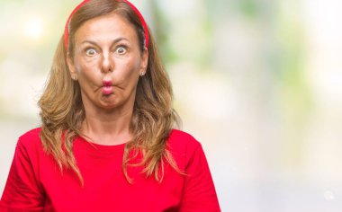 Orta yaş İspanyol kadın kıdemli izole arka plan yapma balık yüzüne dudaklı, çılgın ve komik bir jest. Komik ifade.