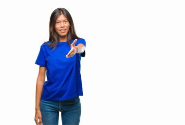 Genç Asyalı kadın dostu sunan el sıkışma tebrik ve davet edici olarak gülümseyen izole arka plan üzerinde. Başarılı iş.