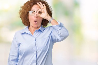 Sürpriz yüz, göz parmaklarının arasından seyir ile ok jest yapıyor izole arka plan üzerinde gözlük güzel orta ager üst düzey businees kadın şok. İmansız ifade.