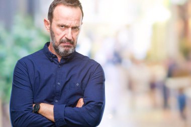 Orta yaş izole arka plan şüpheci ve sinir, onaylamayan ifade yüz çapraz kolları üzerinde ağarmış komuta sizde. Negatif kişi.