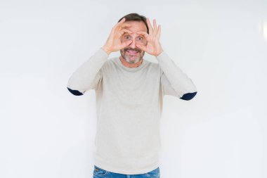 Parmaklarıyla, Uykulu ve sabah yorgunluk için yorgun gözlerini açmaya çalışırken izole arka plan üzerinde zarif komuta sizde