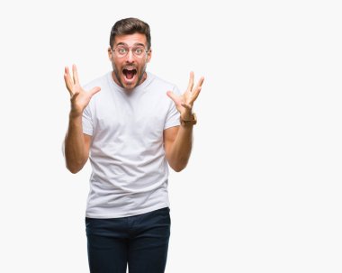 Üzerinde gözlük takan genç yakışıklı adam deli kutluyor arka plan izole ve silah ile başarı için yükseltilmiş ve açık gözleri heyecanlı çığlık hayrete düşürdü. Kazanan kavramı