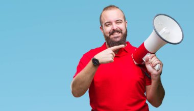 Beyaz delikanlı izole arka el ve parmak ile işaret çok mutlu üzerinde megafon ile bağırarak