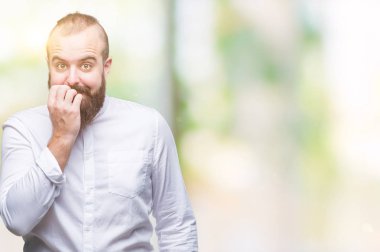 Genç beyaz hipster adam stresli ve gergin elle çivi ısırma ağzına bakarak izole arka plan üzerinde. Anksiyete sorunu.