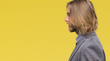 Genç yakışıklı iş adamı izole arka tarafına, seyir üzerinde uzun saçlı dinlenmek doğal yüz emin gülümseme ile pozuyla profili.