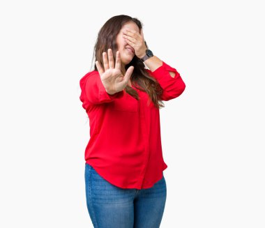 Artı boyutu genç iş kadını izole arka plan kaplaması gözlerle eller ve üzgün dur jestle yapıyor üzerinde güzel ve korku ifadesi. Utandım ve negatif kavramı.