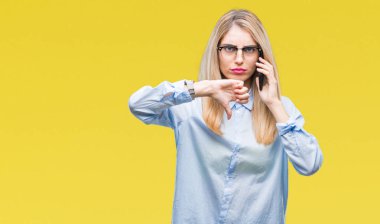 Genç güzel sarışın iş kadını Smartphone'da kızgın yüzü, eksi işareti aşağı antipati başparmak ile gösterilen, ret kavramı ile izole arka plan üzerinde arama