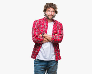 Kameraya bakarak çapraz silah ile gülümseyen izole arka plan mutlu yüz adam yakışıklı İspanyol modeli. Olumlu bir kişi.