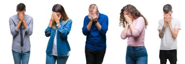 Yüzünü elleriyle ağlayarak süre kapsayan üzgün ifade ile izole arka plan üzerinde rahat gençlerin grup kolaj. Depresyon kavramı.