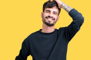 Yakışıklı delikanlı el jest yukarıya ile kendine güvenen dokunaklı saç gülümseyerek, çekici poz izole arka plan üzerinde