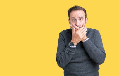 Üzerinde bir kazak giyen yakışıklı orta yaş üst düzey adam arka plan ağız hata için elleriyle kapsayan şok izole. Gizli kavramı.