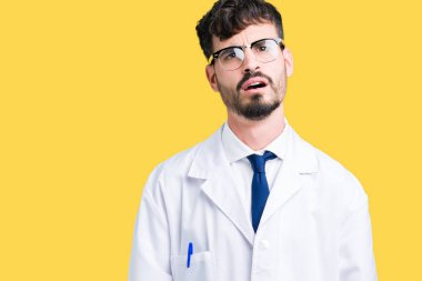 Şok karşısında izole arka plan üzerinde beyaz önlük giyen genç profesyonel bilim adam şüpheci ve alaycı, bakan açık ağız ile şaşırttı