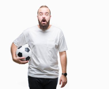 Futbol futbol topu izole arka plan üzerinde bir sürpriz yüz, korkuyor ve heyecanlı korku ifadesi ile şok korkmuş tutan genç beyaz hipster adam