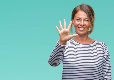 Orta yaş üst düzey İspanyol kadın gösterilen ve parmakları ile işaret izole arka plan yüzünden kendinden emin ve mutlu gülümseyerek süre beş numara.