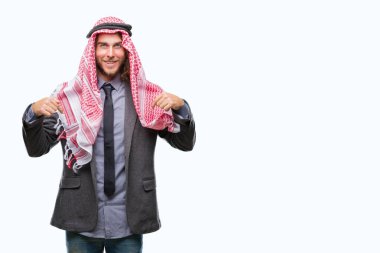 Uzun saçlı keffiyeh yüzünde gülümseme ile kendinden emin görünüyorsun, kendini gururlu ve mutlu parmakları ile işaret izole arka plan üzerinde giyen genç Arap yakışıklı.