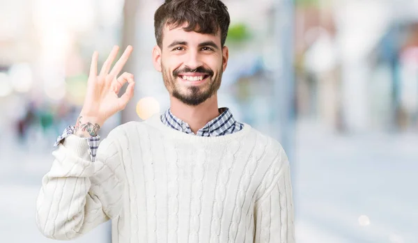 Jonge Knappe Man Winter Trui Dragen Geïsoleerde Achtergrond Glimlachend Positieve — Stockfoto