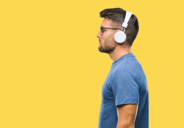 Jovem Homem Bonito Usando Fones Ouvido Ouvindo Música Sobre Fundo — Fotografia de Stock