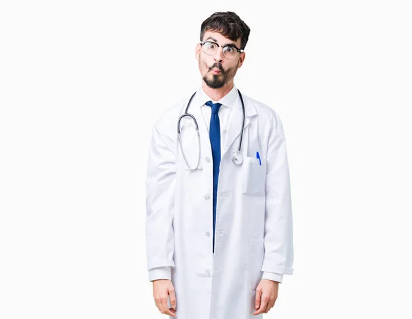 Fiatal Orvos Ember Visel Kabátot Kórház Arcára Elszigetelt Háttér Így — Stock Fotó