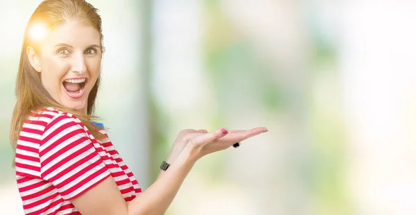 Mujer Madura Mediana Edad Que Usa Una Camiseta Casual Sobre —  Fotos de Stock