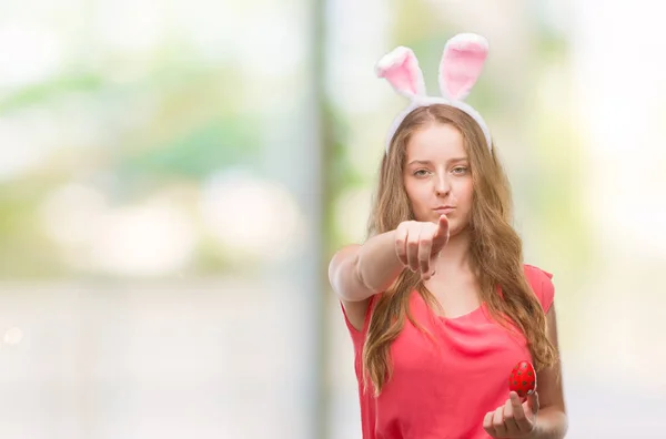 Mujer Rubia Joven Con Orejas Conejo Pascua Señalando Con Dedo —  Fotos de Stock