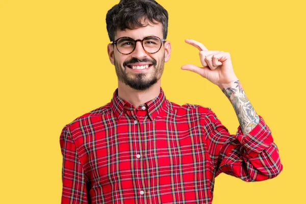 Joven Hombre Guapo Con Gafas Sobre Fondo Aislado Sonriente Seguro —  Fotos de Stock