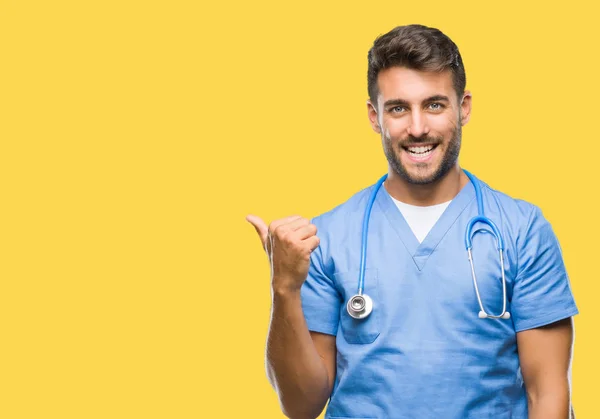 Jonge Knappe Dokter Chirurg Man Geïsoleerde Achtergrond Glimlachend Met Blij — Stockfoto