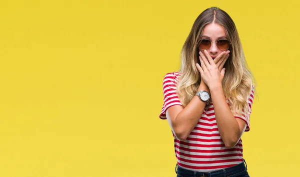 Junge Schöne Blonde Frau Mit Sonnenbrille Über Isoliertem Hintergrund Schockiert — Stockfoto