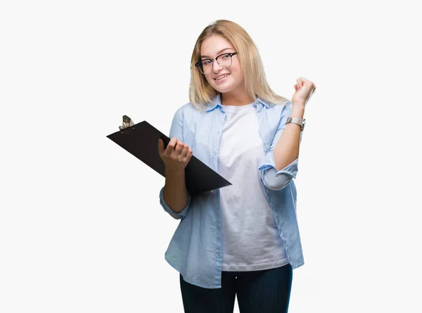 Jonge Kaukasische Zakelijke Vrouw Bedrijf Klembord Geïsoleerde Achtergrond Schreeuwen Trots — Stockfoto