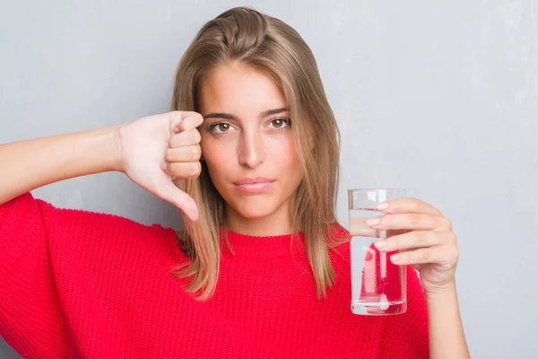 Vacker Ung Kvinna Över Grunge Grå Vägg Dricka Ett Glas — Stockfoto