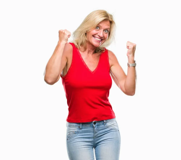 中年金髪女性非常に幸せと興奮の腕を上げ 勝者のジェスチャを行う分離の背景に笑みを浮かべて 成功のために叫んで お祝いのコンセプト — ストック写真