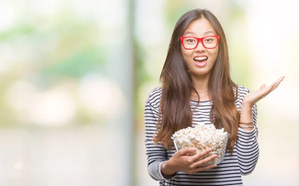 Młoda Kobieta Azjatyckich Jedzenie Popcorn Białym Tle Bardzo Szczęśliwy Podekscytowany — Zdjęcie stockowe