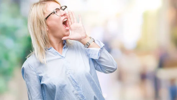 Junge Schöne Blonde Geschäftsfrau Mit Brille Vor Isoliertem Hintergrund Schreit — Stockfoto