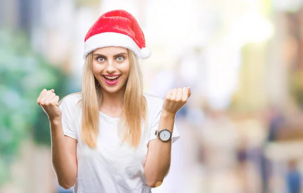Mladá Krásná Blondýnka Vánoční Čepice Nad Izolované Pozadí Slaví Překvapil — Stock fotografie