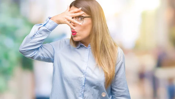 Ung Vacker Affärskvinna Glasögon Över Isolerade Bakgrund Kikar Chock Som — Stockfoto