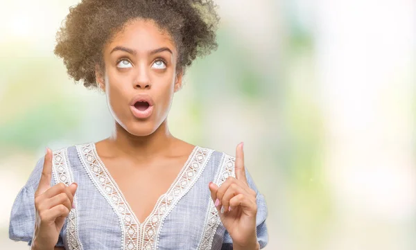 Jonge Afro Amerikaanse Vrouw Geïsoleerde Achtergrond Verbaasd Verrast Opzoeken Wijzen — Stockfoto