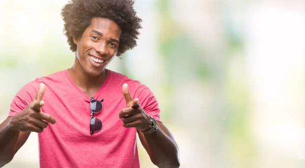 Afro Americký Muž Izolované Pozadí Ukazovat Prstem Kameru Šťastný Legrační — Stock fotografie
