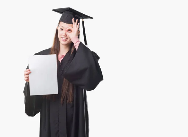 Mladá Číňanka Postgraduální Uniformě Drží Papír Stupeň Šťastný Obličej Úsměvem — Stock fotografie