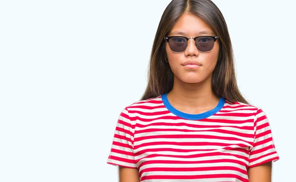 Junge Asiatin Mit Sonnenbrille Über Isoliertem Hintergrund Mit Ernstem Gesichtsausdruck — Stockfoto