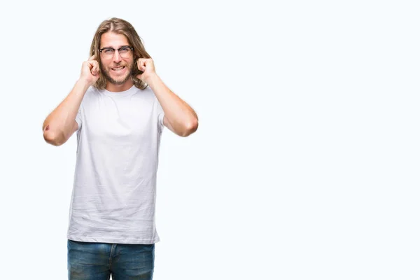 騒々しい音楽のノイズの腹式指で耳を覆う孤立した背景に眼鏡長い髪の若いハンサムな男 聴覚障害者の概念 — ストック写真
