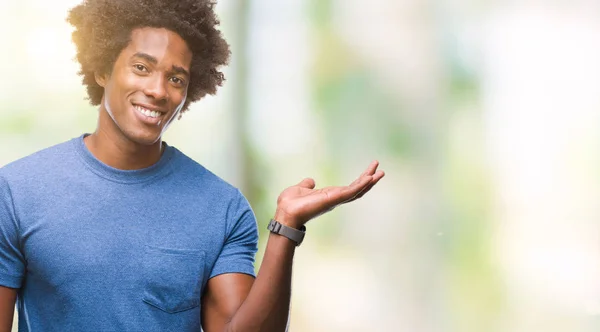 Afro Amerikansk Man Över Isolerade Bakgrund Leende Glada Presentera Och — Stockfoto