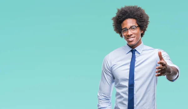 Afro Americký Obchodní Muž Nosí Brýle Nad Samostatný Pozadí Úsměvem — Stock fotografie