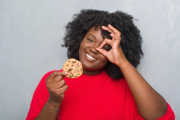 Junge Afrikanisch Amerikanische Frau Über Der Grauen Grunge Wand Beim — Stockfoto