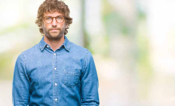 Pohledný Model Hispánský Muž Nosí Brýle Izolované Pozadí Vážným Výrazem — Stock fotografie
