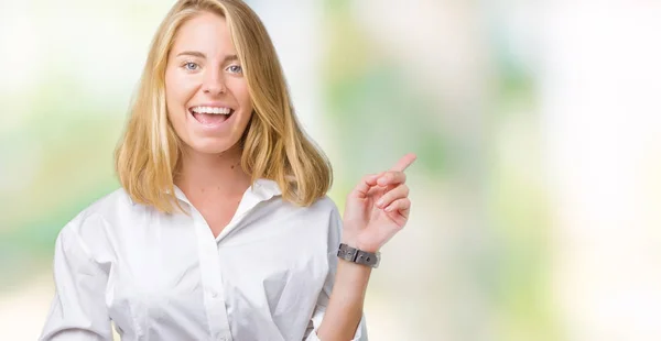 Mulher Negócios Jovem Bonita Sobre Fundo Isolado Com Grande Sorriso — Fotografia de Stock