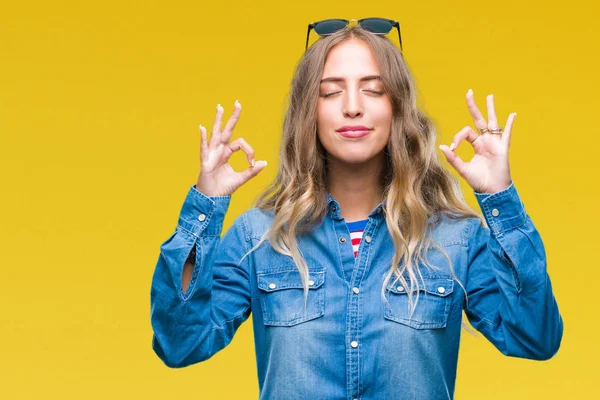 Linda Jovem Loira Usando Óculos Sol Sobre Fundo Isolado Relaxar — Fotografia de Stock