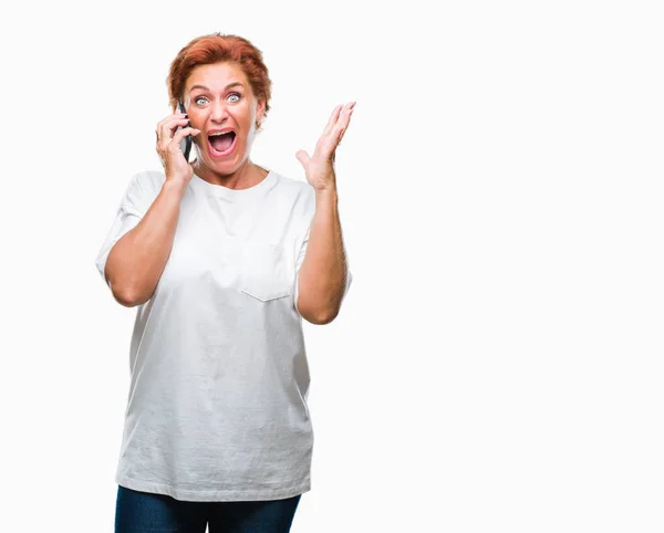 Atractiva Mujer Pelirroja Caucásica Mayor Hablando Teléfono Inteligente Sobre Fondo — Foto de Stock