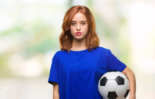 Giovane Bella Donna Sfondo Isolato Tenendo Palla Calcio Con Espressione — Foto Stock