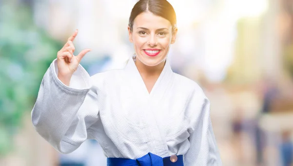 Mladá Krásná Žena Nosí Kimono Karate Jednotné Usmívá Izolovaná Pozadí — Stock fotografie