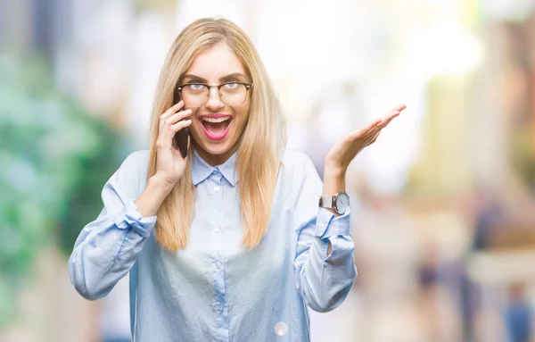 Smartphone Opgeroepen Jonge Mooie Blonde Zakenvrouw Geïsoleerd Achtergrond Erg Blij — Stockfoto