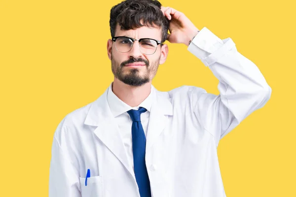 Junge Berufswissenschaftler Mann Mit Weißem Mantel Über Isoliertem Hintergrund Verwirren — Stockfoto